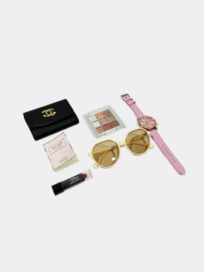 صورة مجموعة "فاشن جيرل" هي مجموعة إكسسوارات تجميل وأزياء مصممة للفتيات